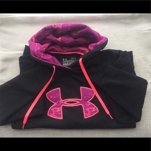 LIKE NEW! Under Armour logo sweatshirt